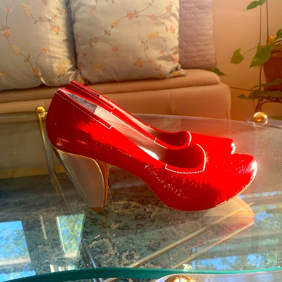✨Cindy✨ Color-Block Candy 🍎 Red & Metallic Silver Patent Arched Pumps - Picture 1 of 8